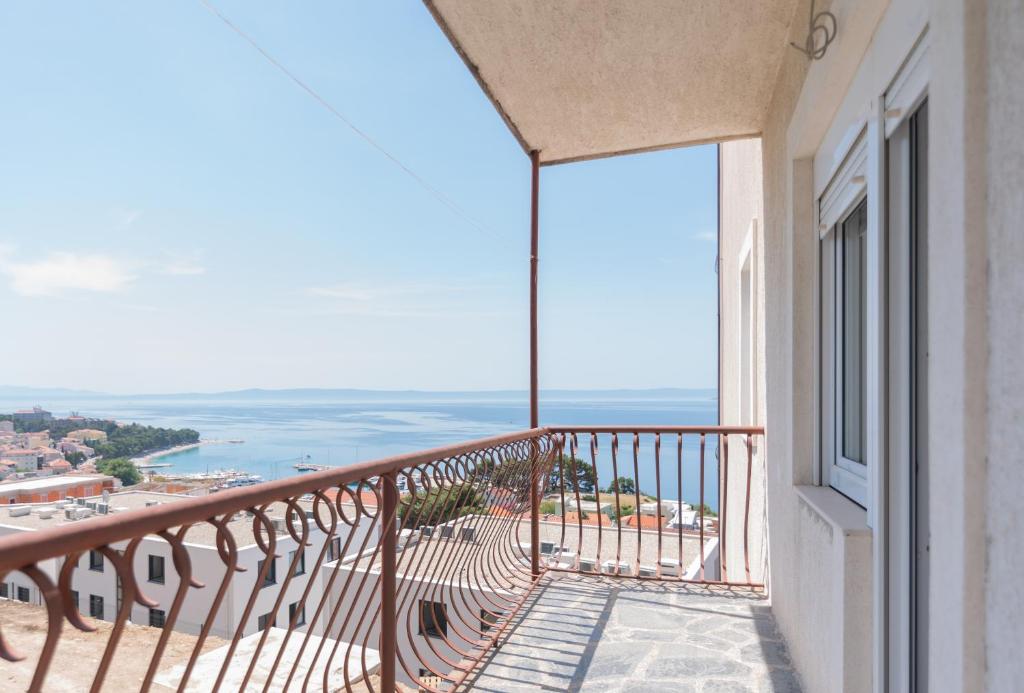 balcone con vista sull'oceano di BEACH SPACIOUS APARTMENT a Baška Voda