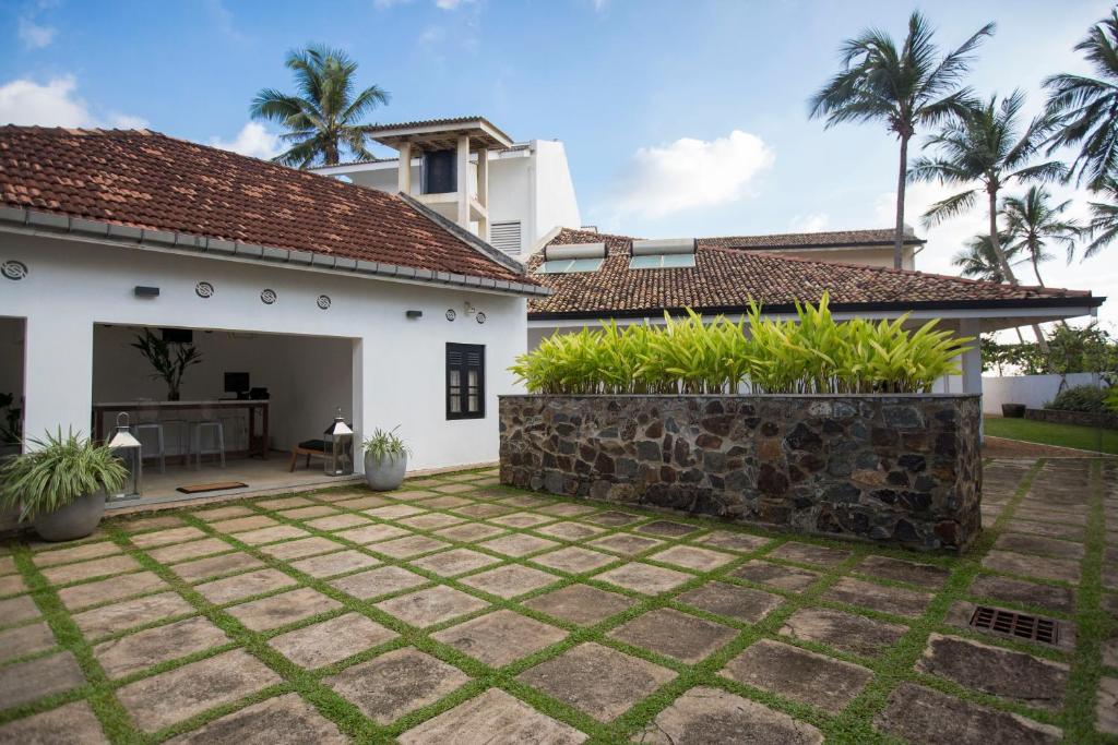 a view of the courtyard of a house at Arabella on Boossa in Galle