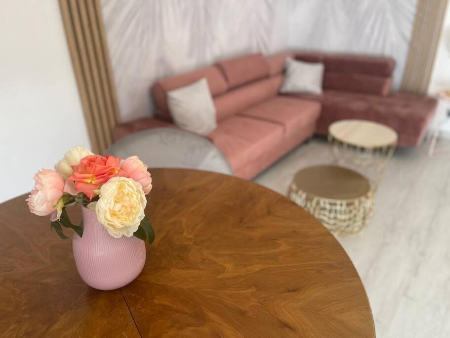 Un jarrón con flores sobre una mesa en una sala de estar. en Esprit PALMA, en Mulhouse