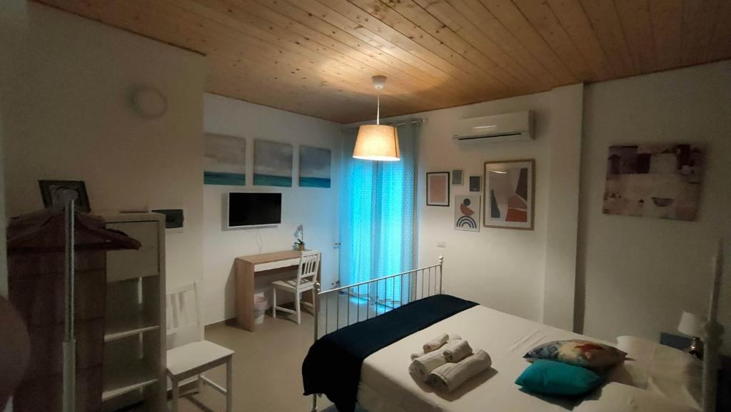 カステッランマーレ・デル・ゴルフォにあるCasa Vacanze Gloriaのベッドルーム1室(ベッド1台付)、階段(窓付)が備わります。