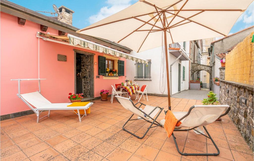 - une terrasse avec 2 chaises et un parasol dans l'établissement C Da Suntina, à Varese Ligure