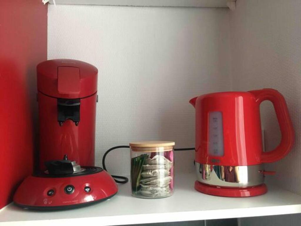 una licuadora roja y una cafetera en un estante en Studio 1 tout confort Avec wifi et Netflix, en Valenciennes
