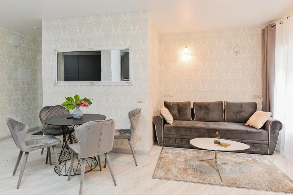 克萊佩達的住宿－Bastiono apartamentai，客厅配有沙发和桌子