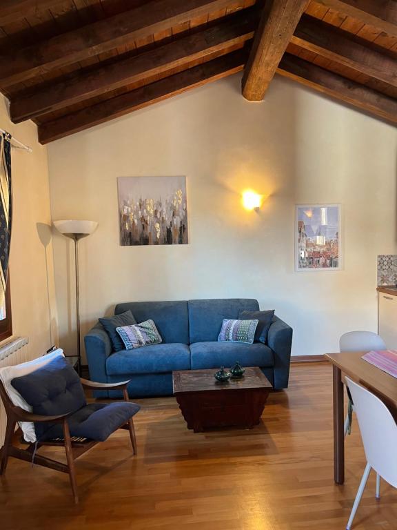 威尼斯的住宿－Romantic Rialto Apartment，客厅配有蓝色的沙发和桌子