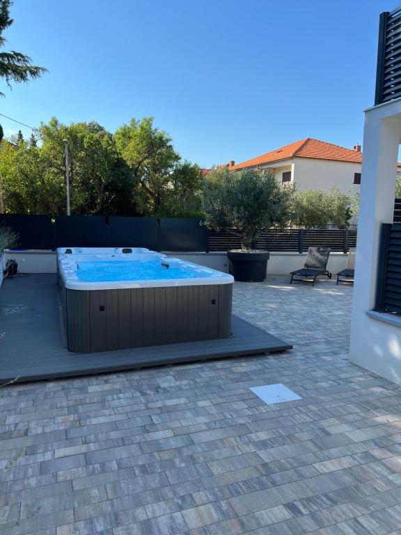 Bazén v ubytovaní Apartmani Kumenat alebo v jeho blízkosti