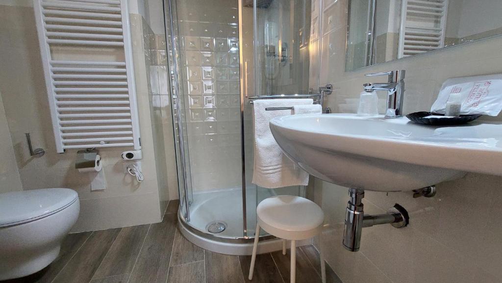 Koupelna v ubytování Hotel Villalago trasimeno