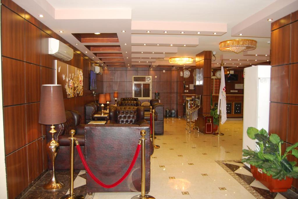un gran vestíbulo con muebles de cuero y una cuerda roja en نزل خيال للشقق المخدومه, en Abha
