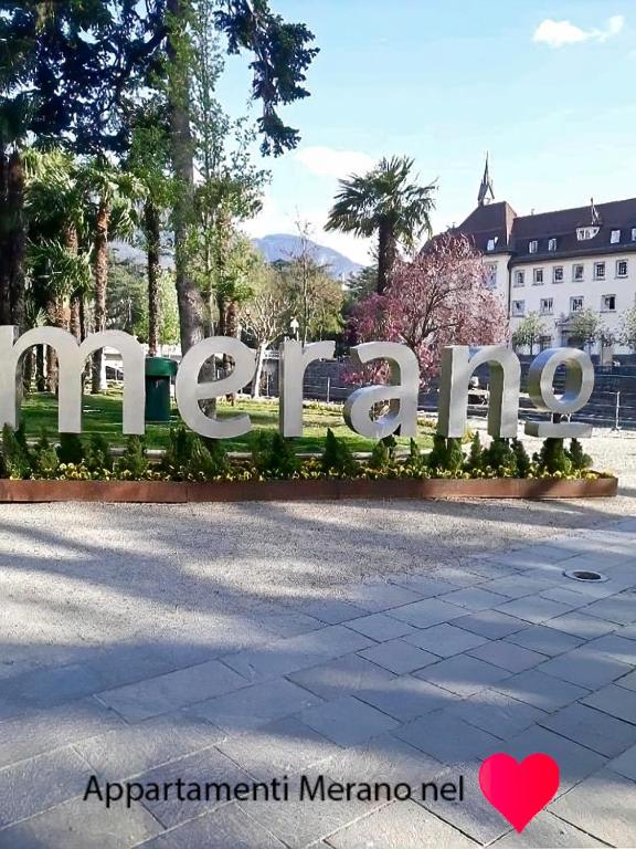 a sign for a park with a heart in front of it at Appartamento Merano nel cuore in Merano