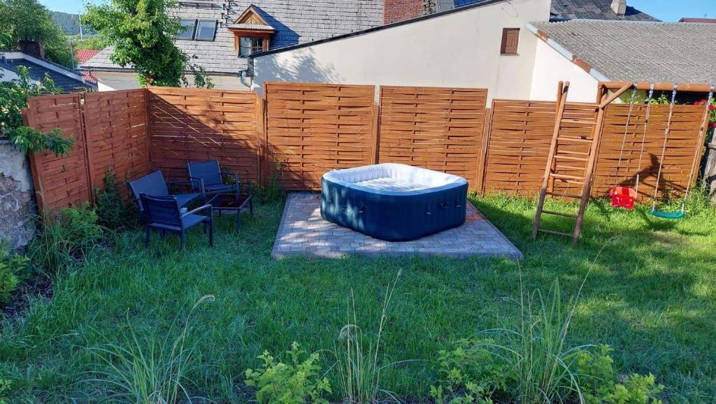 a backyard with a hot tub and a fence at Domek z ogródkiem in Chęciny