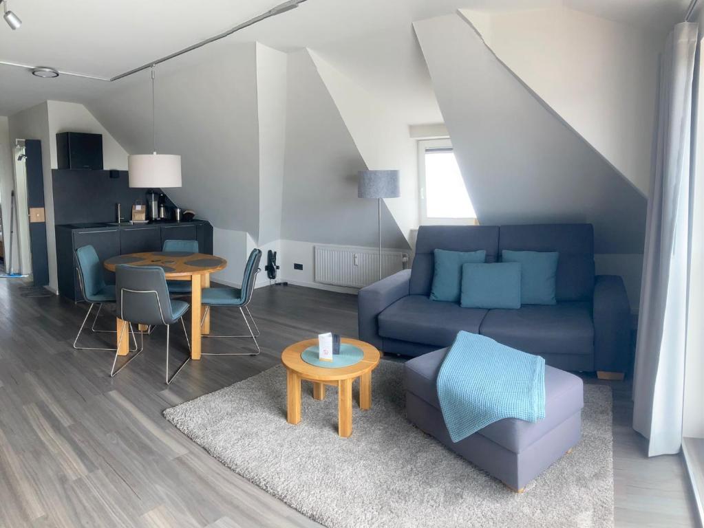 een woonkamer met een bank en een tafel bij Oasis 07 in Cuxhaven