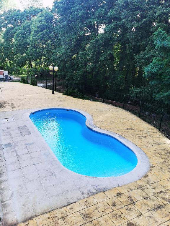a swimming pool in the middle of a patio at APARTAMENTO ALES in Arenas de San Pedro