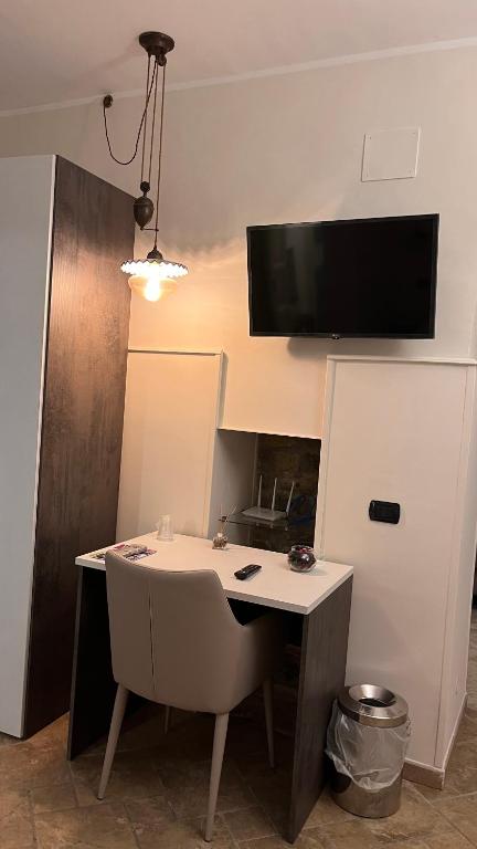 Telewizja i/lub zestaw kina domowego w obiekcie Locanda Badia Residenze Iride e Celeste