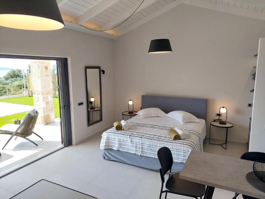 Postel nebo postele na pokoji v ubytování Alekos Beach Houses-Elia Villas