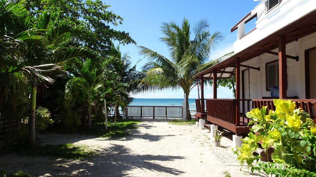 uma casa na praia com vista para o oceano em Threshershack Inn em Malapascua