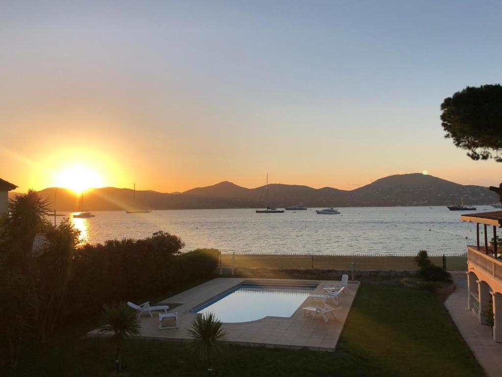 a sunset over a body of water with a swimming pool at Villa Playa del Sol -B4 in Saint-Tropez
