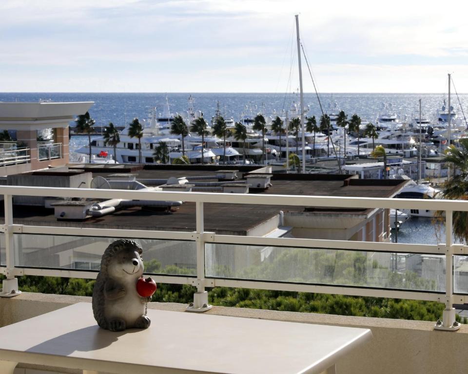 una estatua de una foca sentada en la parte superior de un balcón con puerto deportivo en Standing vue mer entre Cannes et Antibes, en Golfe-Juan