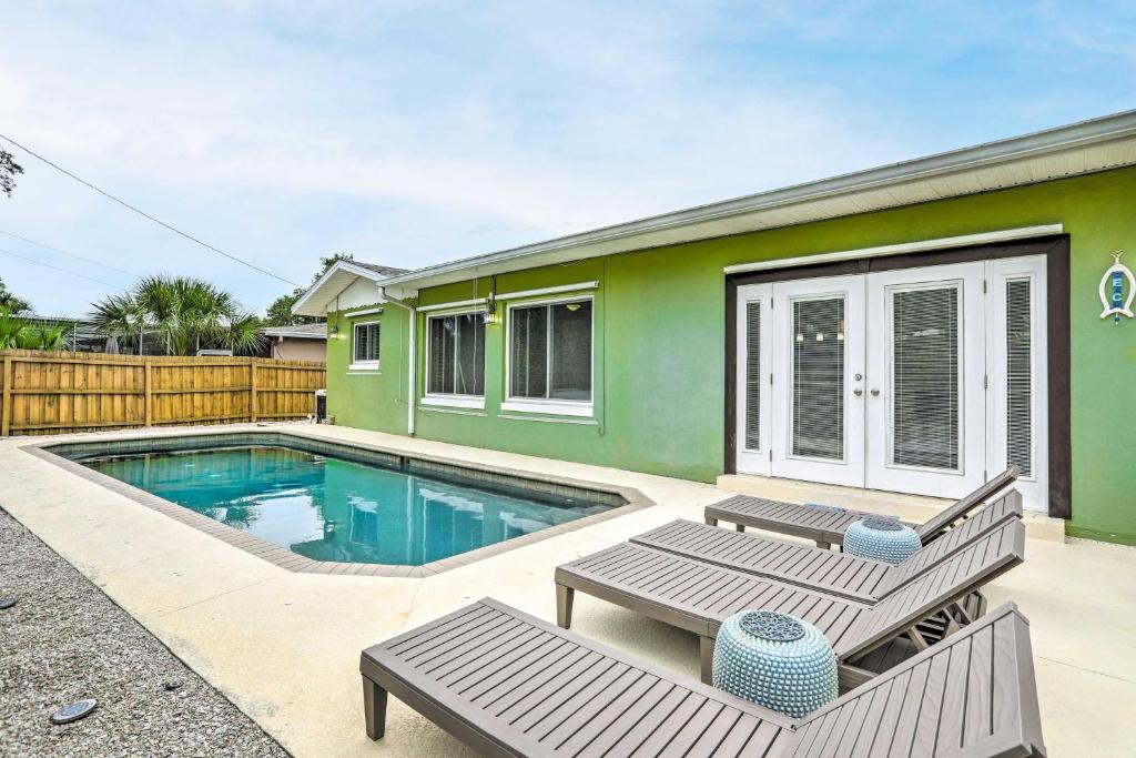 Vacation Home Bright Largo Getaway with Private Pool and Grill!, FL