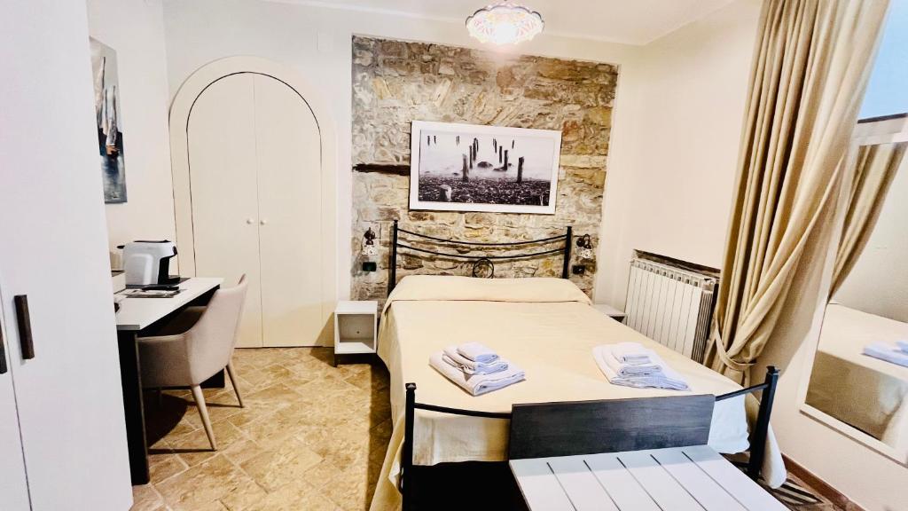 mały pokój z łóżkiem i biurkiem w obiekcie Locanda Badia Residenze Iride e Celeste w mieście Castellabate