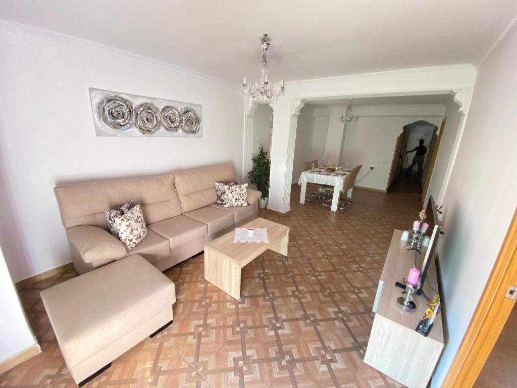 ein Wohnzimmer mit Sofa und Tisch in der Unterkunft Almudafer in Puerto de Sagunto