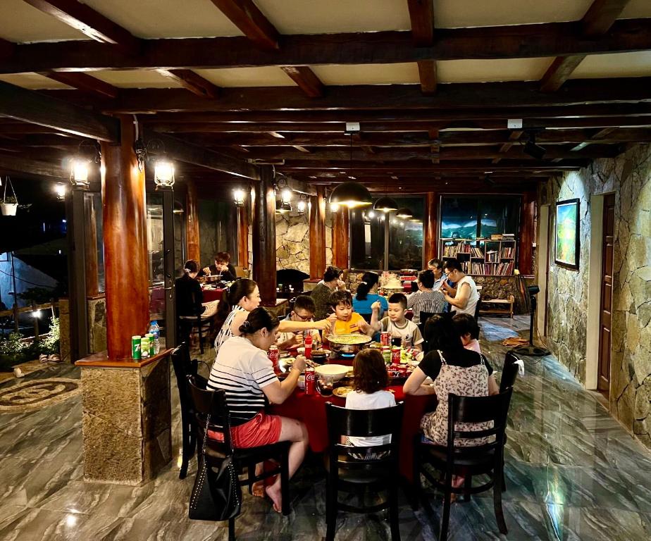 Restaurace v ubytování DONG VAN CLIFFSIDE HOUSE
