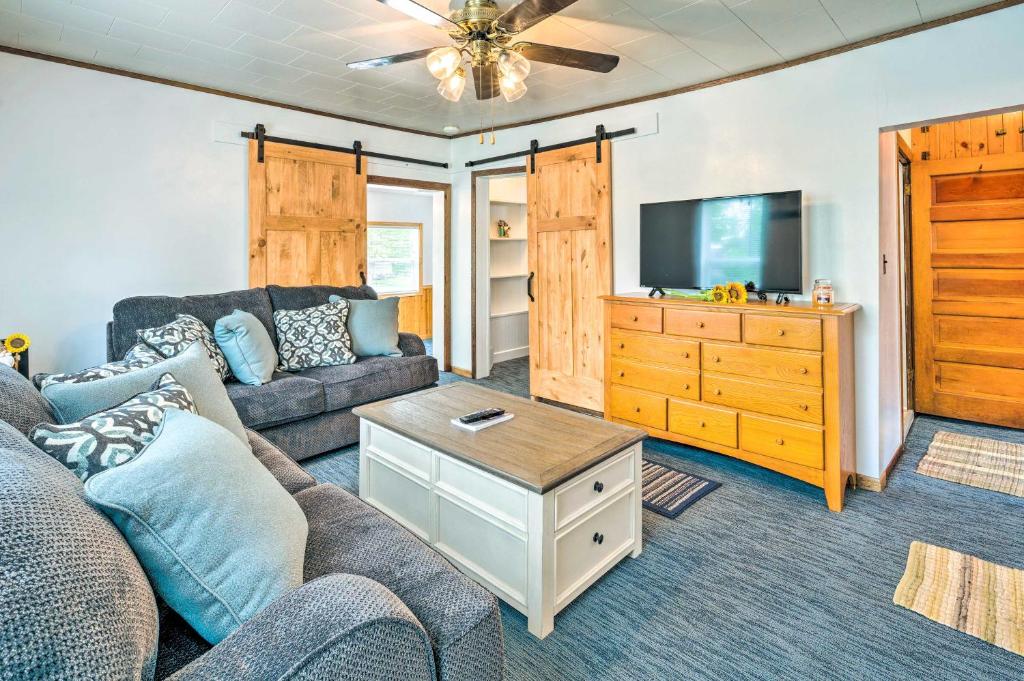 een woonkamer met een bank en een tv bij Historic Cabin Retreat Steps to Okoboji Lake in Arnolds Park