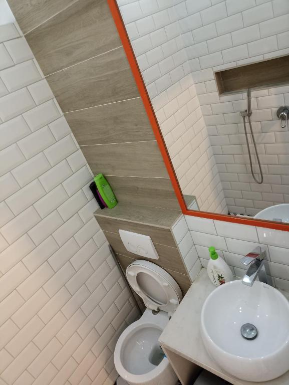 Lovely 1 bedroom apartment near Eye of Tirana - Image 6