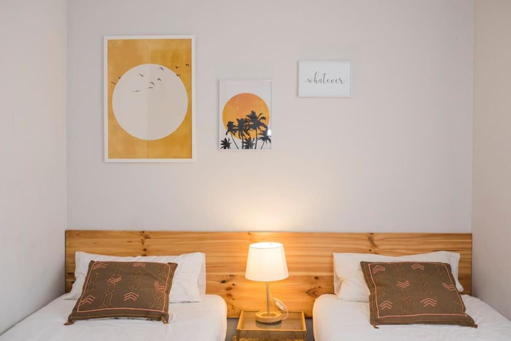 1 dormitorio con 2 camas y mesa con lámpara en Sunny and Quiet Sagrada Familia en Barcelona