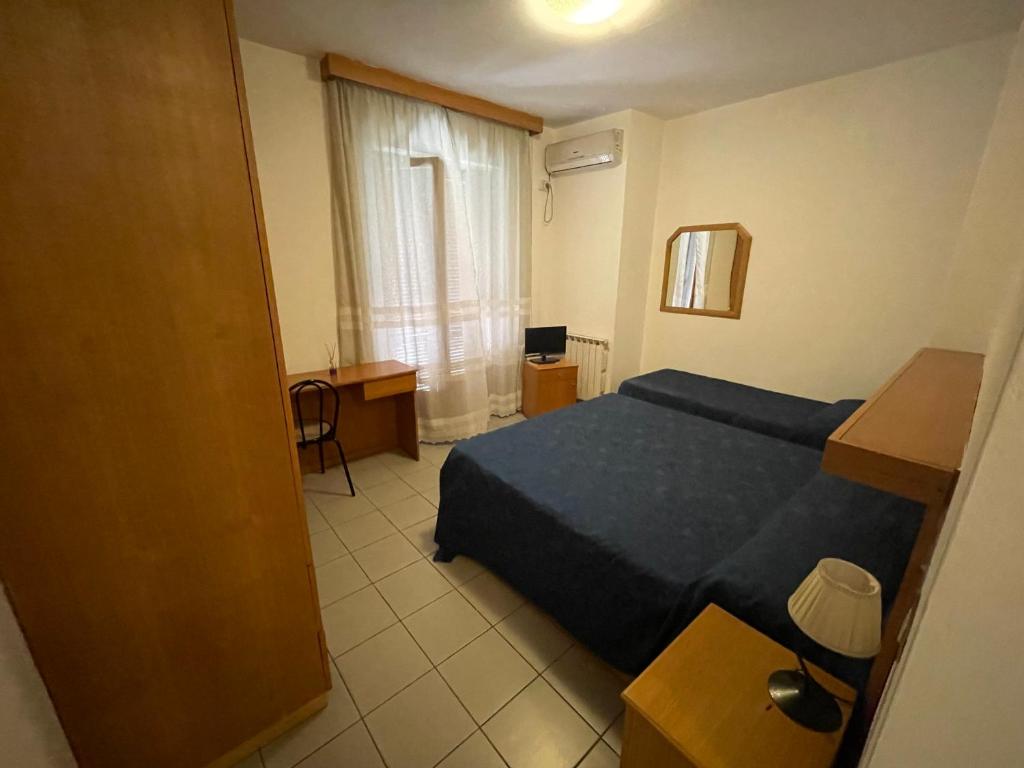 蒙泰聖比亞吉歐的住宿－La Pergola，酒店客房设有床和窗户。