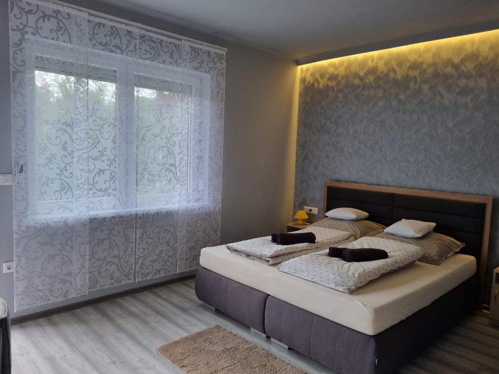 Posteľ alebo postele v izbe v ubytovaní Lilian apartmanház