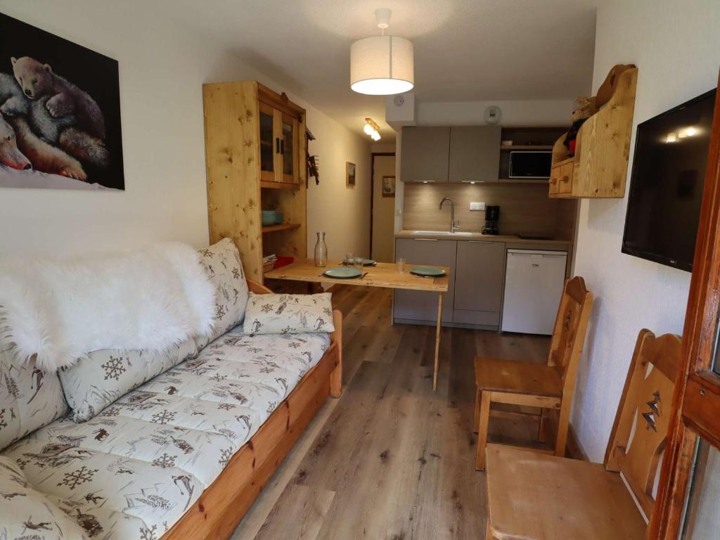 un salon avec un canapé et une cuisine dans l'établissement Appartement rénové en 2022 pour 3 personnes - Centre village - Piscine l'été - Classé 2 étoiles - FR-1-342-140, à Beaufort