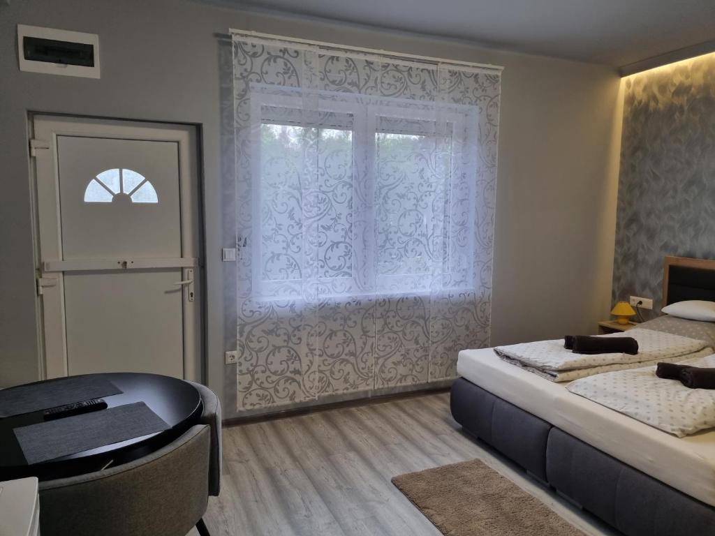 Posteľ alebo postele v izbe v ubytovaní Lilian apartmanház