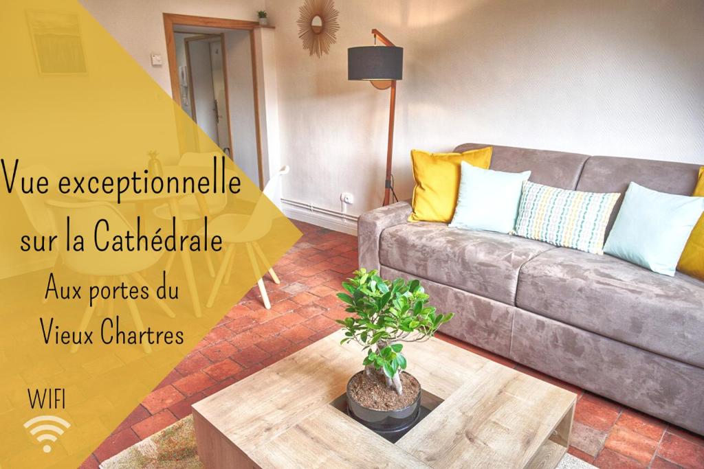 ein Wohnzimmer mit einem Sofa und einem Tisch in der Unterkunft Le Petit Porte Guillaume in Chartres