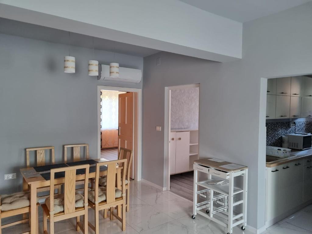 Kuchyňa alebo kuchynka v ubytovaní Lilian apartmanház