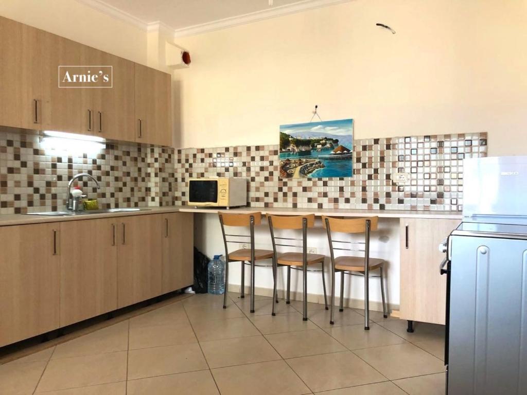 Arnie's Sunny Seaside Residence - Image 4