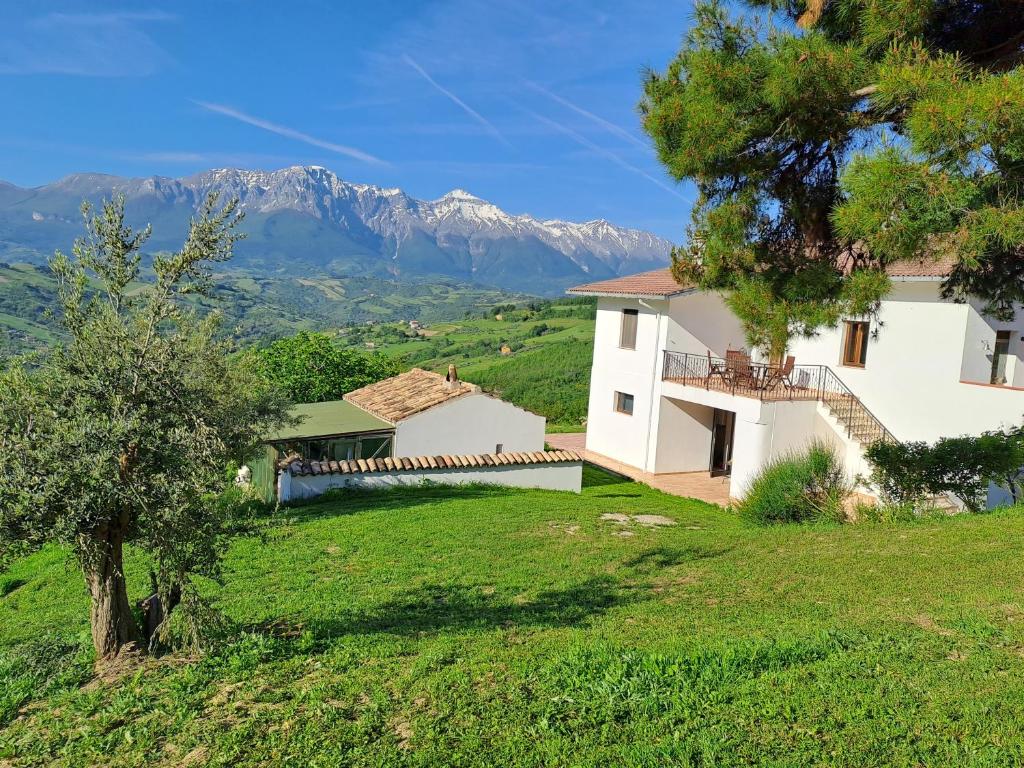 uma casa numa colina com montanhas ao fundo em Casa Martin , 4 bedroom villa em Bisenti