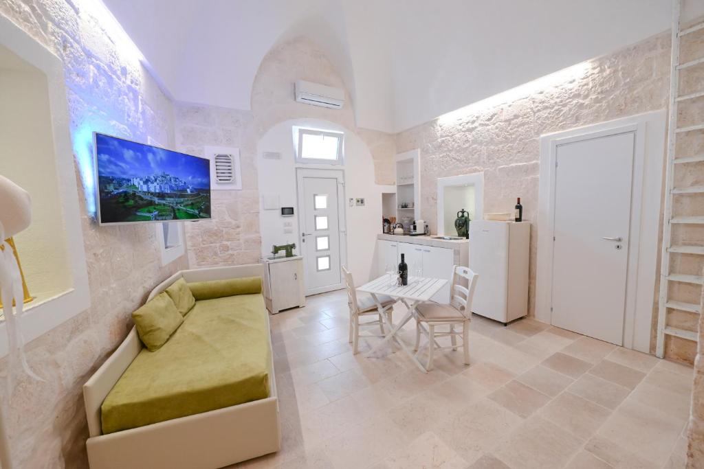 A television and/or entertainment centre at Pietra Bianca Luxury Suite Ostuni