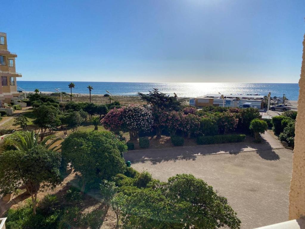 - une vue sur la plage depuis le balcon du complexe dans l'établissement Appartement T3 avec Terrasse, Barbecue et Parking - 300m des Commerces, Plage devant - FR-1-81-498, au Barcarès