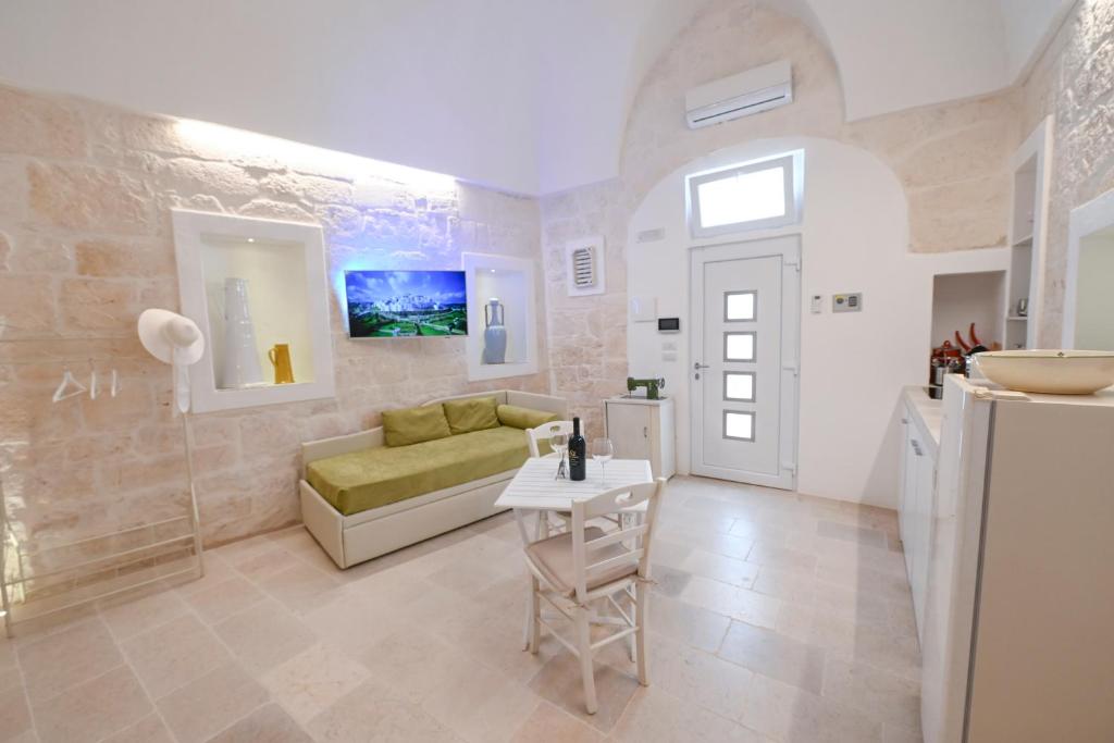 A television and/or entertainment centre at Pietra Bianca Luxury Suite Ostuni
