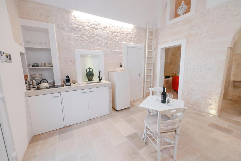 A kitchen or kitchenette at Pietra Bianca Luxury Suite Ostuni