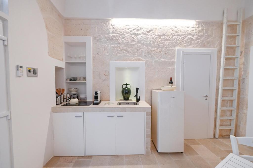 A kitchen or kitchenette at Pietra Bianca Luxury Suite Ostuni