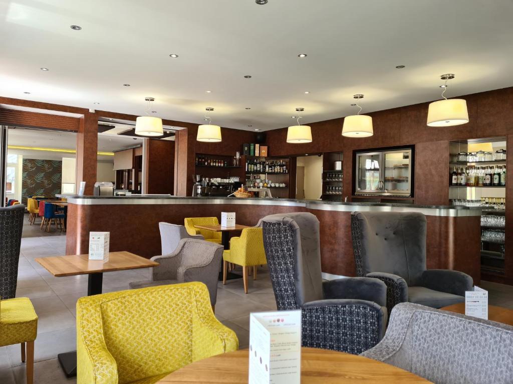 Lounge nebo bar v ubytování Hôtel la Guimbarde