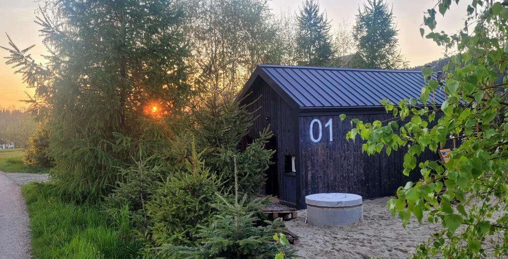 a black shed with the word oh written on it at Domki na Widoku in Lubomierz