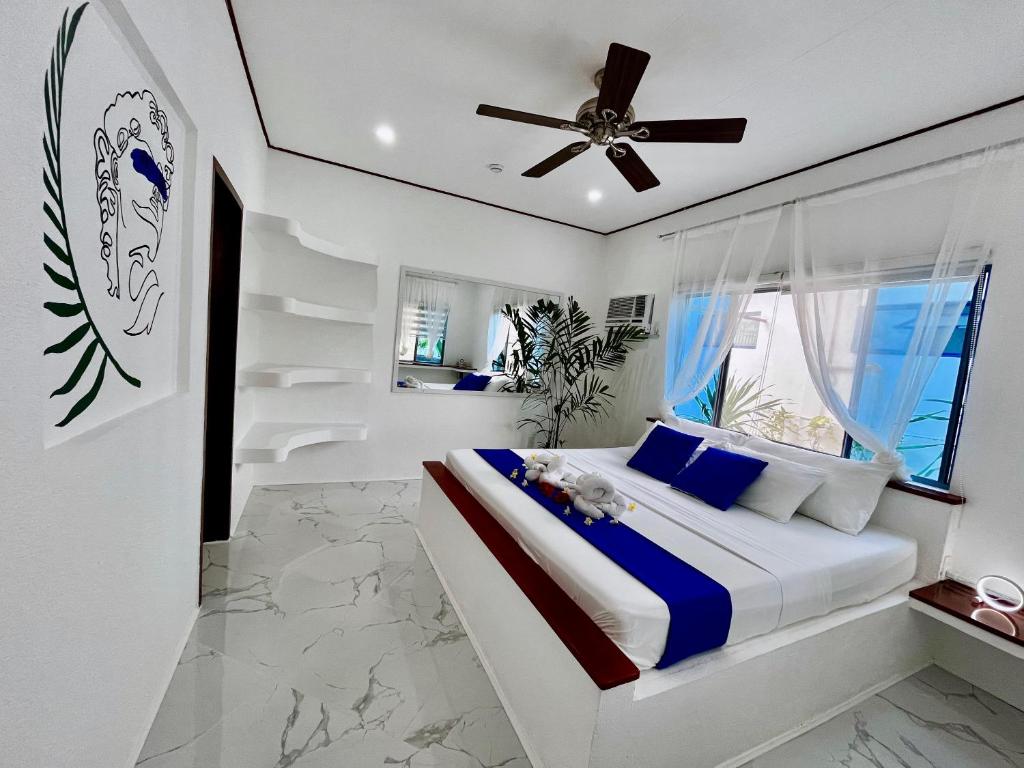 Una cama o camas en una habitación de Pawikan Boutique Hotel
