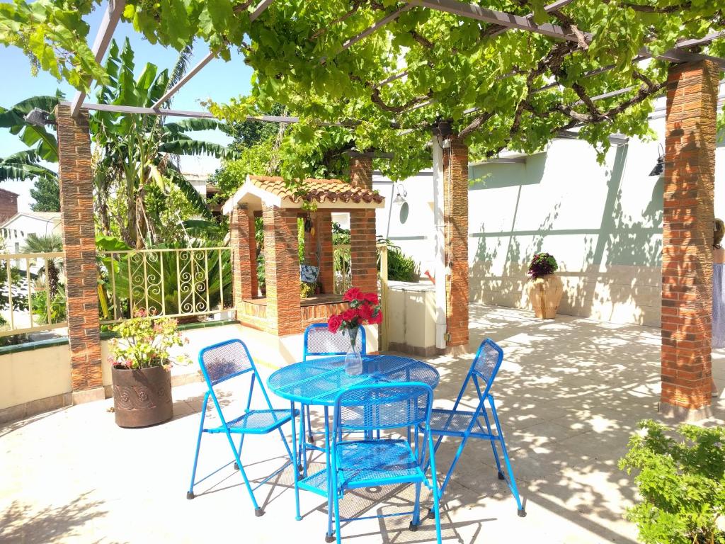 una mesa azul y sillas en un patio en Casa Baleso, en Deltebre