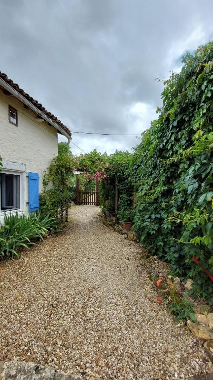 Zdjęcie z galerii obiektu NATURA SERENA Gîte IRIS w mieście Messé