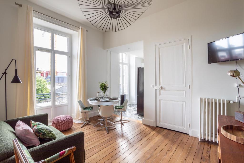 a living room with a couch and a table at Victoria Belle Vue in Saint Malo