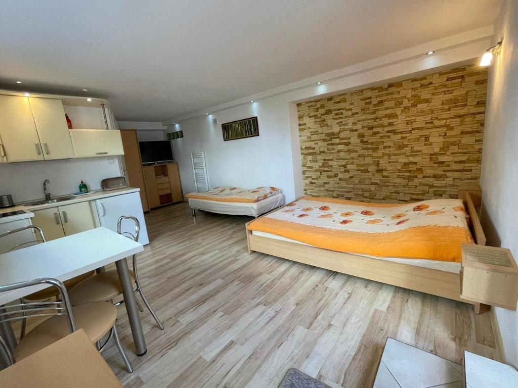 une chambre avec deux lits et un mur de briques dans l'établissement Willa Sara, à Ustka