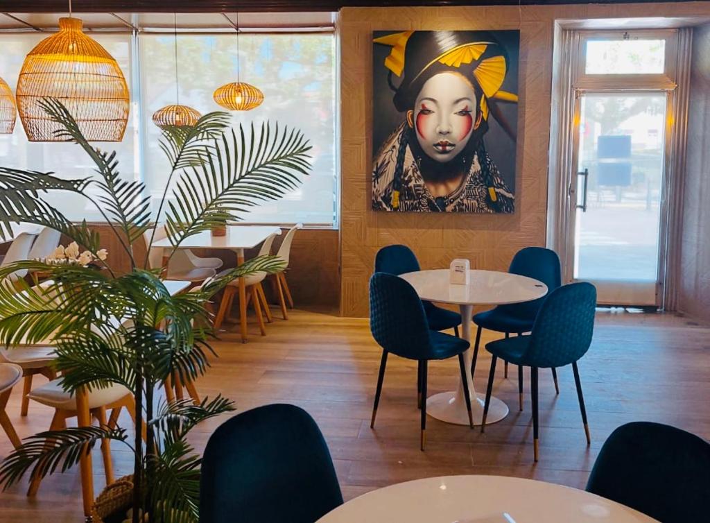 Reštaurácia alebo iné gastronomické zariadenie v ubytovaní Hotel Cantabrico