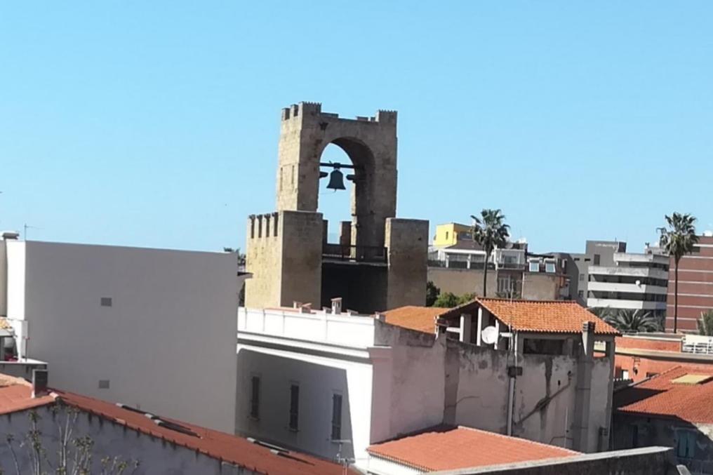 uma vista para uma cidade com edifícios e uma torre em Sardinia ovest em Oristano