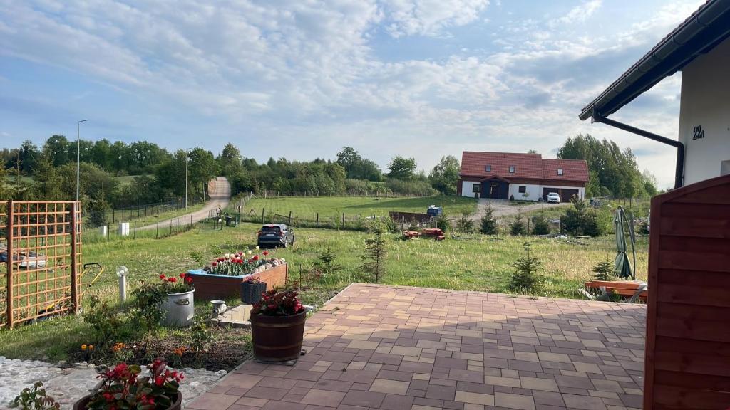 una vista de un jardín con una casa en el fondo en Mazurskie Wytchnienie, en Giżycko